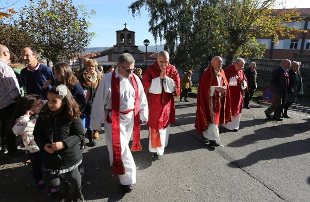 Ceares se vuelca con la fiesta de San Andrés, que contó con el abad de Covadonga