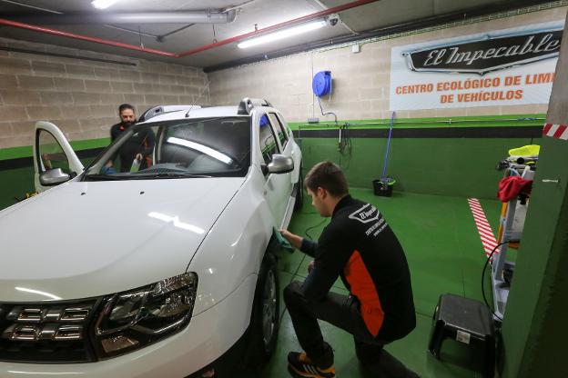 El aparcamiento del Hospital San Agustín incorpora un servicio de lavado de coches