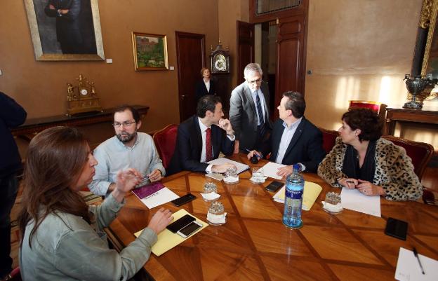 El Gobierno registra sin apoyos un presupuesto con un gasto récord en sanidad y salario social