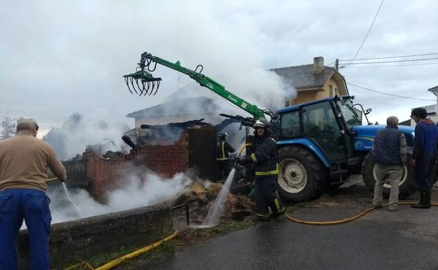 Arde un pajar lleno de hierba seca en Villayón