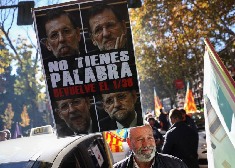 Tensión en la manifestación de los taxistas contra Uber y Cabify