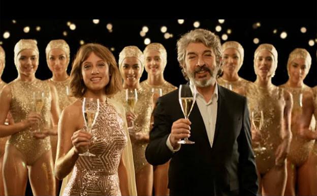'El arte de brindar', el anuncio de Freixenet protagonizado por Ricardo Darín y Michelle Jenner