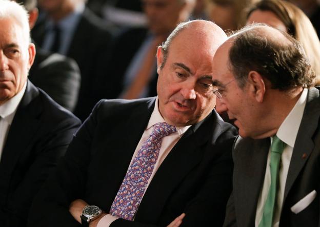 El presidente de Iberdrola insiste en cerrar la térmica de Lada porque «no se puede ir en contra de los tiempos»