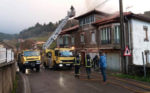 Los bomberos sofocan un incendio originado en el techo de una vivienda en Pola de Allande