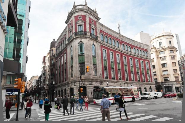 El inversor que compró el Urquijo ultima la adquisición del edificio de Telefónica