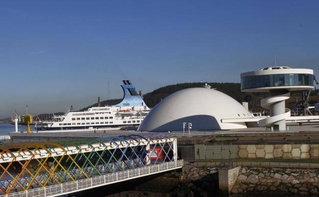 El crucero 'Saga Pearl II' permanece amarrado en el puerto de Avilés
