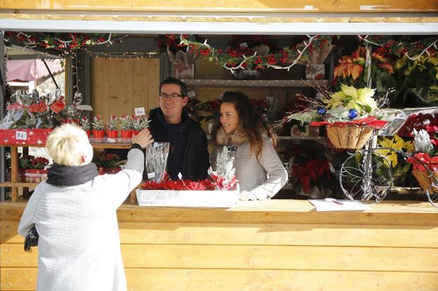 Comerciantes y vecinos critican la falta de luces de Navidad en Langreo