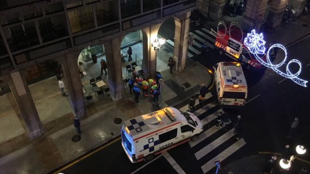 Un motorista arrolla a dos jóvenes en un paso de cebra de Gijón