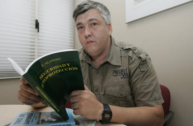 Experto tirador, escritor y policía