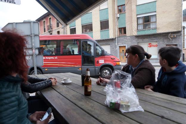 Vecinos de Bimenes proponen implantar una línea experimental de autobús