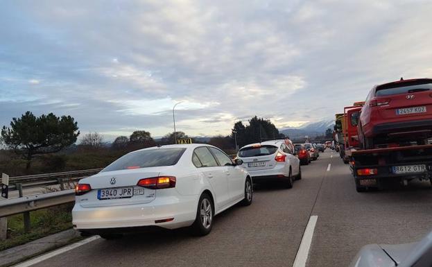 Un accidente en la Y provoca seis kilómetros de retenciones en dirección a Oviedo