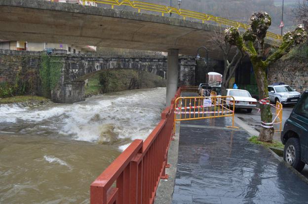 La crecida del río Narcea corta el paso en un tramo de acera de La Veguetina