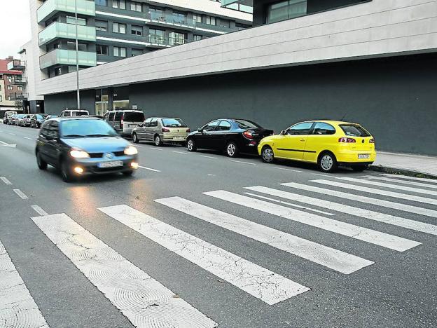 Herida grave al ser arrollada en un paso de cebra en la avenida del Mar Cantábrico, en Viesques