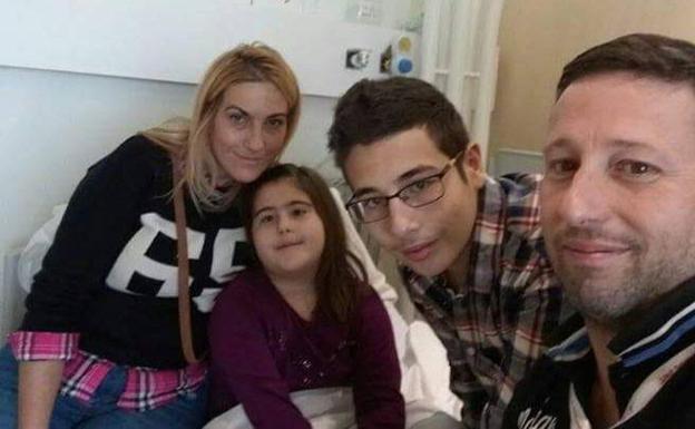Los terribles mensajes a una madre cuya hija falleció por un tumor incurable