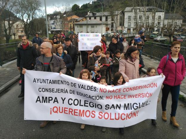 Un centenar de personas toma las calles de Trevías para pedir mejoras en el colegio público