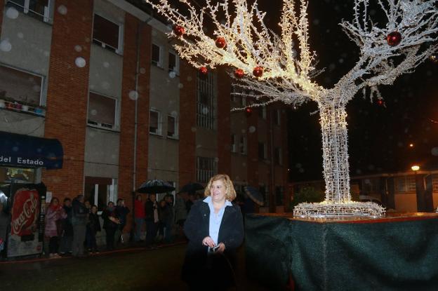 Riosa se ilumina con un árbol de navidad de cinco metros de altura