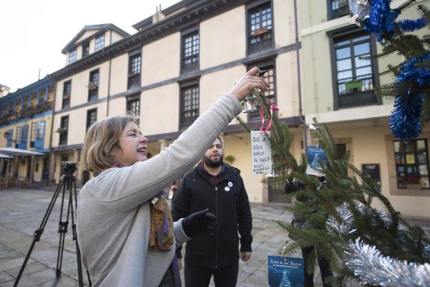 Los comerciantes del antiguo decoran su árbol de los deseos en El Fontán