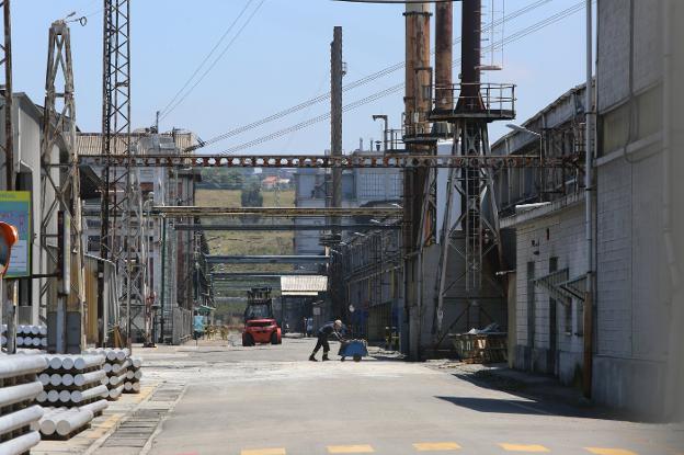 La gran industria asturiana recibirá entre un 15% y un 20% menos por la subasta eléctrica