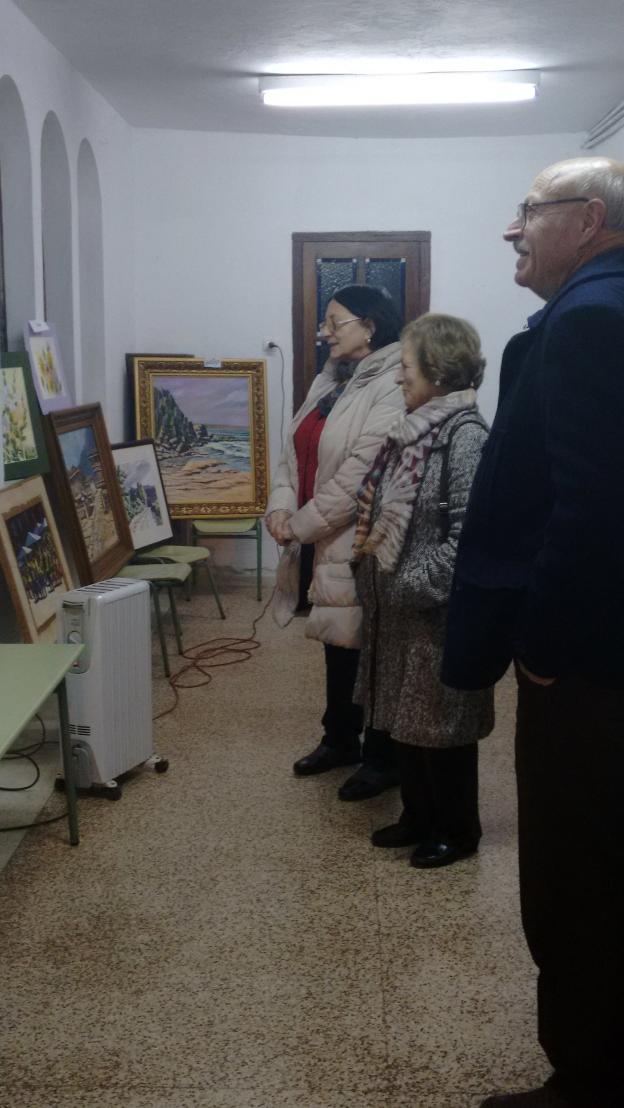 Un grupo de pintores noveles expone sus obras en la iglesia de Quintes