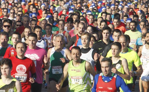 Youssef Benkert y Beatriz Álvarez repiten victoria en la Carrera de Nochebuena de Gijón