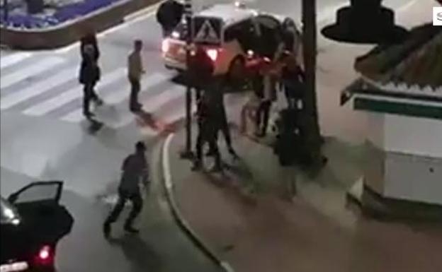 «Te voy a reventar la cabeza»: un choque leve en Nochebuena entre un taxi y un turismo termina en pelea en Estepona
