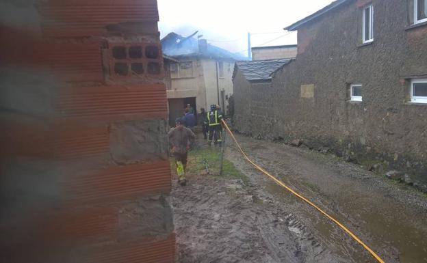 Los bomberos sofocan un incendio en una vivienda en Villayón