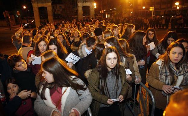 Taburete llena la plaza de toros de Gijón