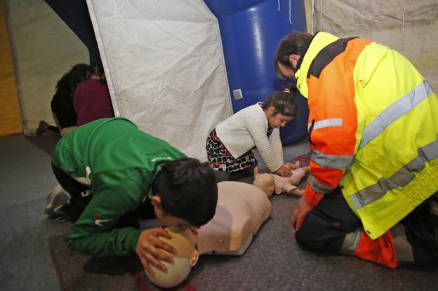 Los niños de Mercaplana aprenden a salvar vidas en el taller de Transinsa