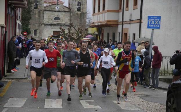 Tres kilómetros resbaladizos por las calles de Llanes