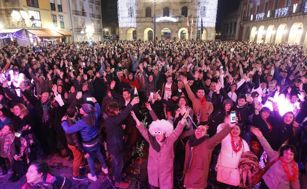 Fiesta de Nochevieja en la plaza Mayor de Gijón