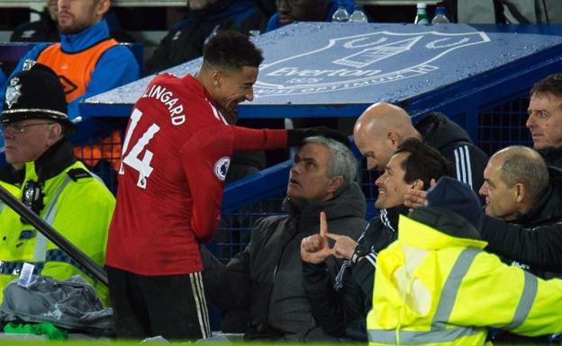 El United se reencuentra con la victoria y el Liverpool gana 'in extremis'