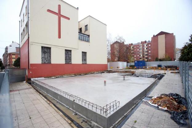 El párroco de La Tenderina ofrecerá un sitio en el columbario a quien aporte fondos para ampliar la iglesia