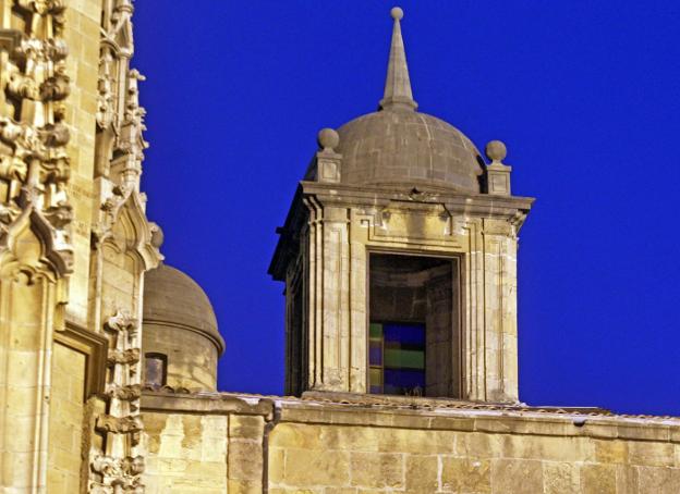 Los operarios retiran la vidriera de la Catedral dañada por 'Bruno'