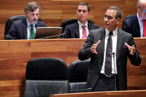 Los críticos impulsan la candidatura de Fernando Lastra y la FSA baraja tres opciones