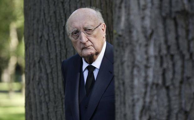 Muere a los 90 años el exministro asturiano Aurelio Menéndez