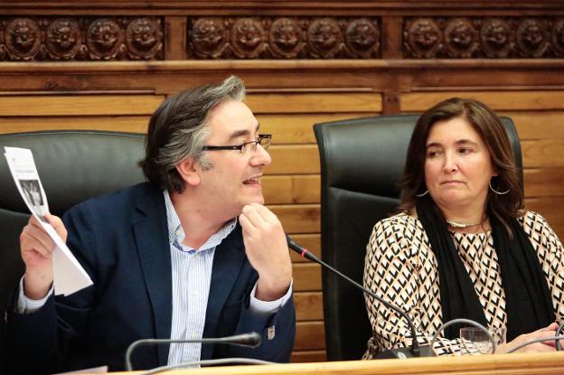 El PP pide a Foro un pacto para evitar la «agonía de cesión a la izquierda»