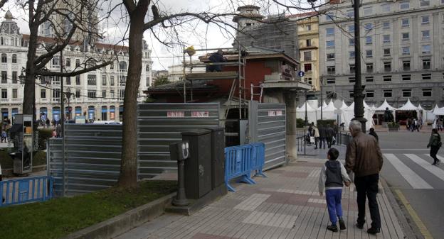 Los operarios del Ayuntamiento reparan la cubierta del Escorialín