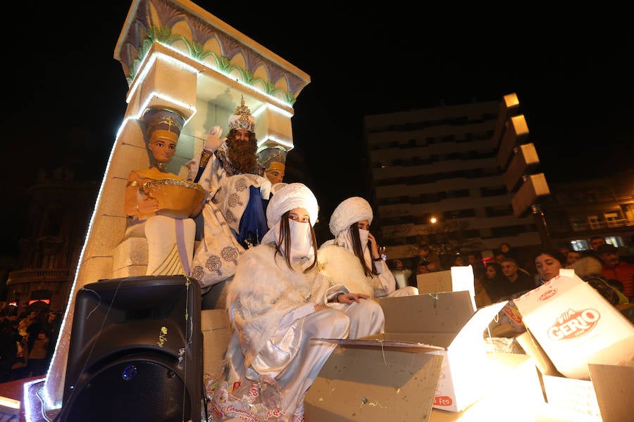 Los Reyes Magos de Oriente llevan la ilusión a Avilés