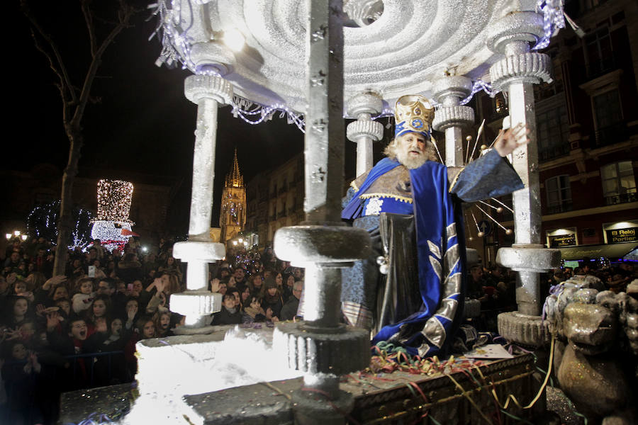 Mágico desfile de Sus Majestades por las calles de Oviedo