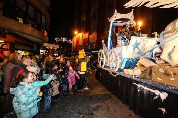 Los Reyes Magos llegan por tierra, mar y aire