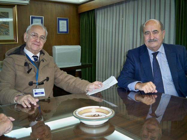 Asturiana de Zinc entrega 25.000 euros a Cáritas, la mitad de protocolo