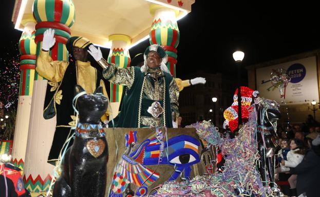 Melchor, Gaspar y Baltasar inundan Gijón de color
