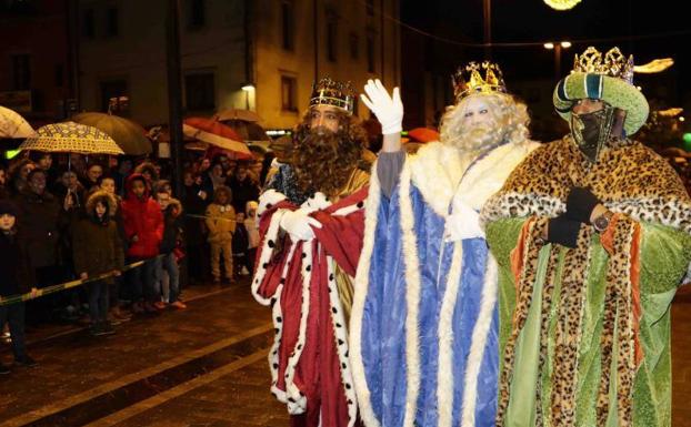 La magia de los Reyes vence a la lluvia en Asturias