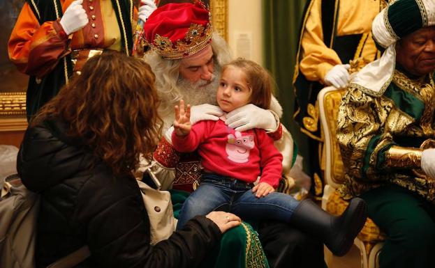 Los Reyes Magos llenan Asturias de fantasía e ilusión