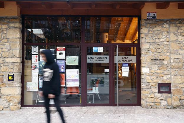 Los edificios públicos de Llanera tienen sus nombres en asturiano