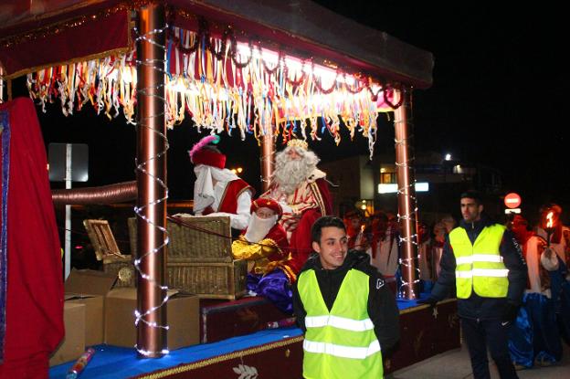 Villaviciosa y Candás reciben a los Reyes con gaitas y fuegos