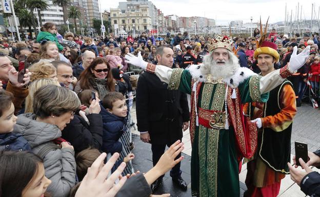 Los Reyes Magos llenan Asturias de fantasía e ilusión