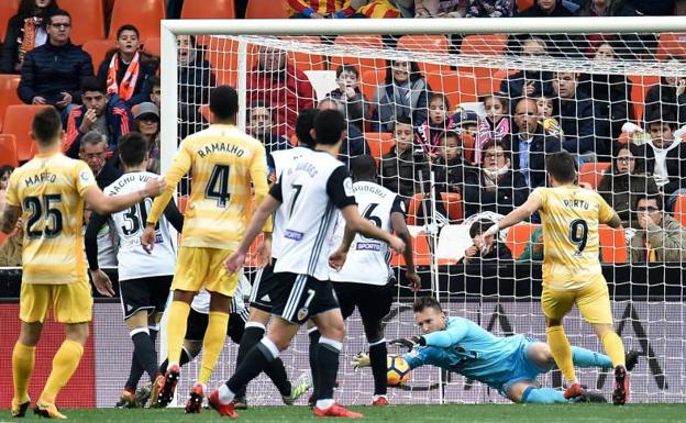 El Valencia remonta para mantenerle el pulso a la Liga