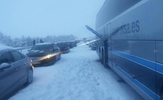 Asturianos atrapados en la AP-6: «Hacemos agua a partir de la nieve»