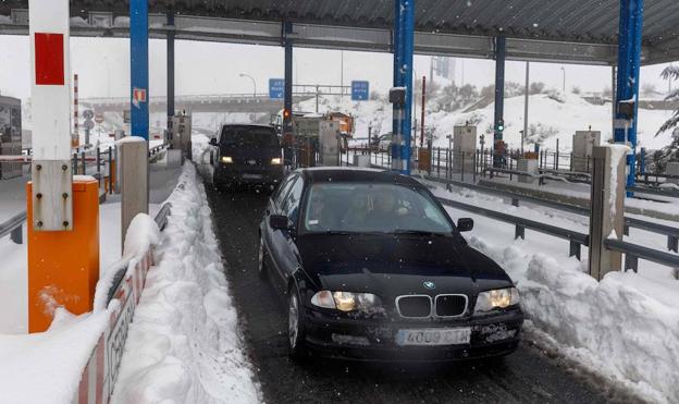 Tráfico reabre la AP-6 provisionalmente en ambos sentidos